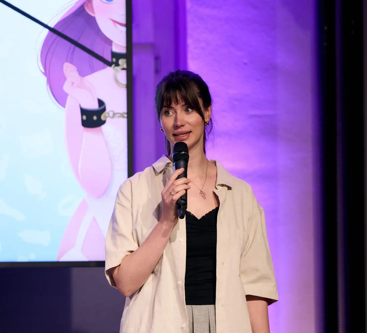 Berlin artist Marie Sann pitching her sex-positive project Kinky Karrot at venture cafe